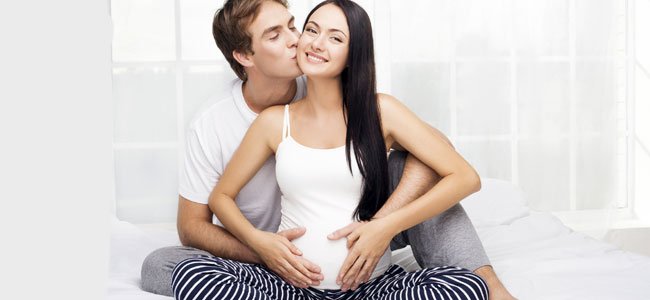 La madre y el bebé en el cuarto mes de embarazo La madre y el bebé en el cuarto mes de embarazo