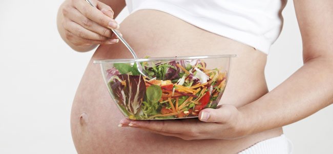Alimentos diuréticos durante el embarazo Embarazada come ensalada