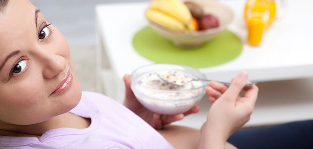 La alimentación de la embarazada en la semana 11 embarazada comiendo cereales