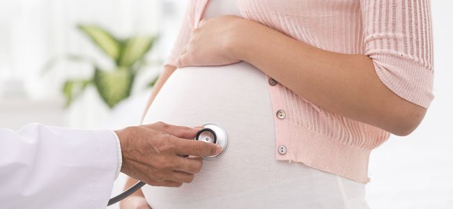 Auscultan a embarazada