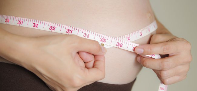 El embarazo y la celulitis Embarazada se mide la barriga