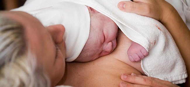 Beneficios parto normal Madre con recién nacido tras parto natural