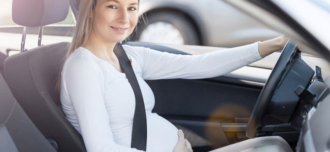Mujer embarazada puede conducir coche
