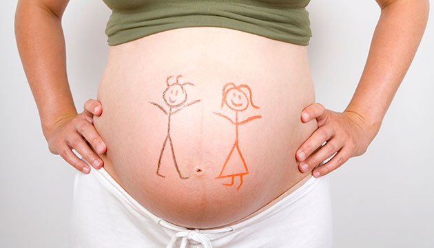 Pintar la barriga de una embarazada es una experiencia única