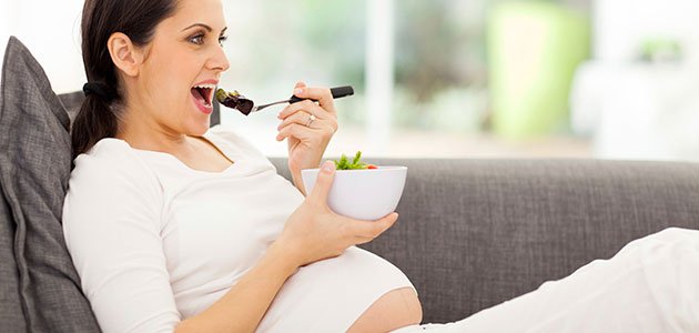 Alimentación en la semana 32 de embarazo embarazada come ensalada