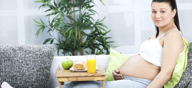 Dieta para quedar embarazada de un niño Embarazada tumbada come