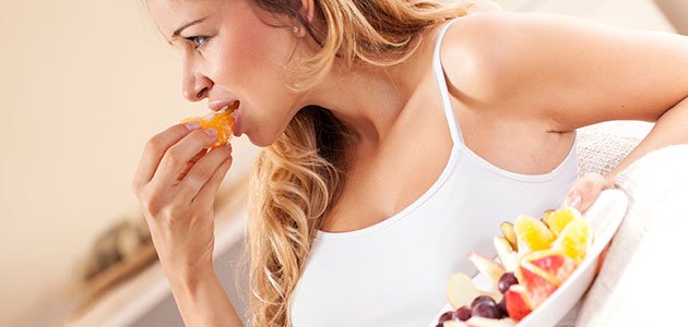 Alimentación de la embarazada en la semana 25 embarazada come fruta