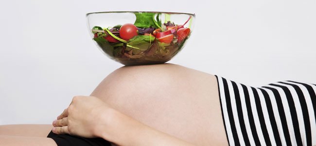 Alimentarse mejor durante el embarazo embarazada-come-ensalada