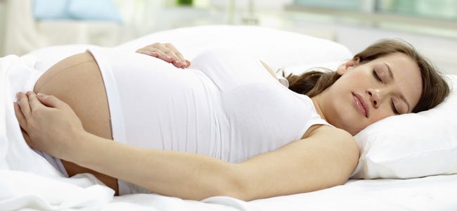 Ejercicios para embarazadas - Posición de descanso durante el embarazo (con  pelota) 