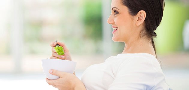 Alimentación de la embarazada en la semana 29 embarazada come ensalada