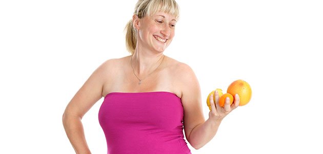 Alimentación de la embarazada en la semana 27 embarazada come fruta