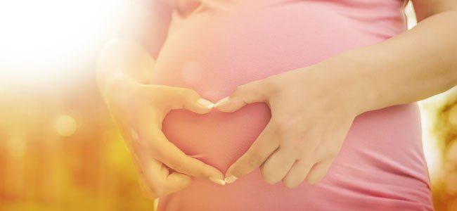 El corazón de la mujer embarazada Embarazada con corazón