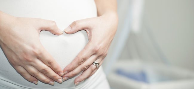 Embarazada manos corazón
