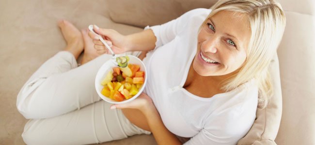 Embarazada con más de 40 años embarazada come