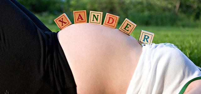 Embarazada con nombre en tripa