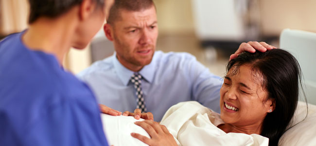Mamá con recién nacido en brazos