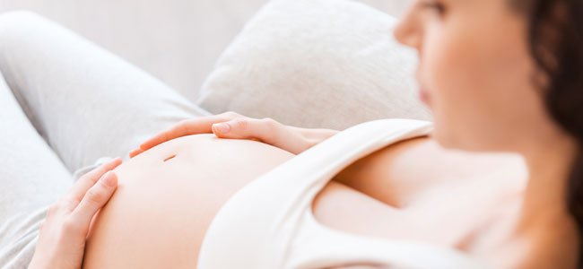 El estrés de la embarazada llega a su bebé Embarazada se mira tripa