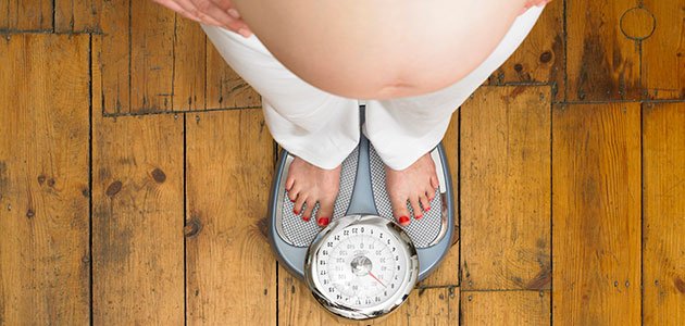 Cuánto puede engordar una embarazada Mujer embarazada se pesa