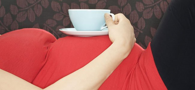 Infusiones perjudiciales en el embarazo Embarazada con taza