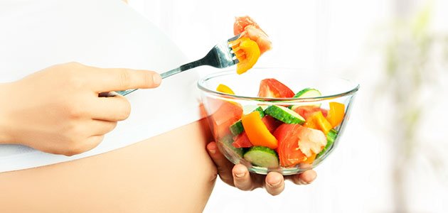 Alimentación para el último trimestre de embarazo embarazada comiendo