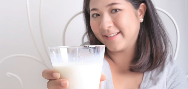 La alimentación en la semana 21 del embarazo embarazada con vaso de leche