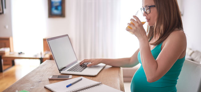 El embarazo no es el mejor momento para operarse de miopía o comprar gafas nuevas Embarazada con gafas