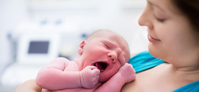 El cáncer de mama y el embarazo Madre con recién nacido