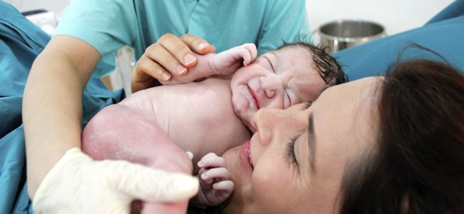 Cuando el parto se complica Madre con recién nacido