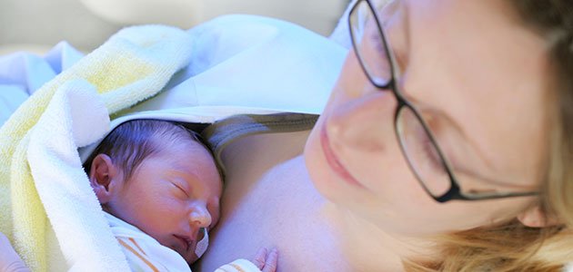Los loquios tras el parto madre con su recién nacido