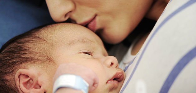 Los principales problemas de la mujer en el posparto madre da un beso al bebé