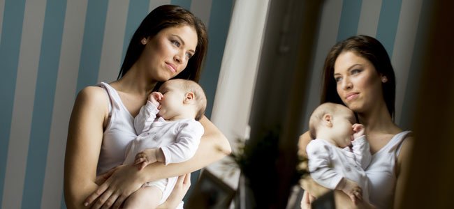 Consejos de belleza para el posparto Embarazada se mira en espejo