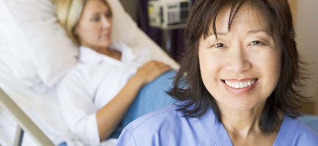 La matrona en el parto del bebé