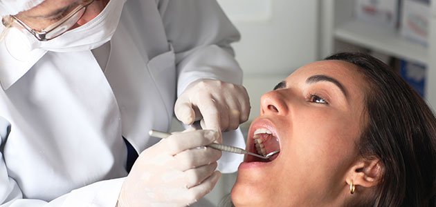 Cambios en las visitas al dentista durante el embarazo Embarazada abre boca en dentista