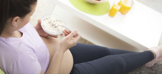 Menús diarios para embarazadas Embarazada come cereales