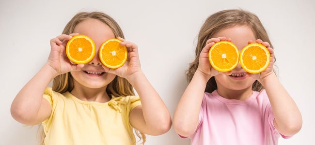 Niñas con naranjas