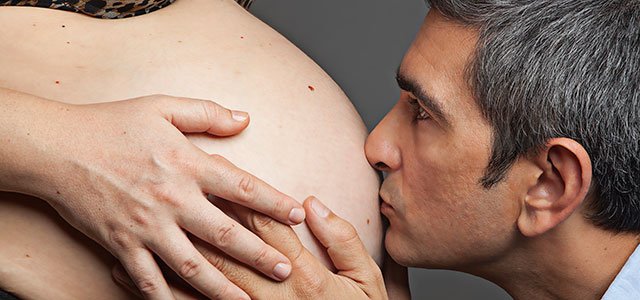 Voy a ser papá! Padre besa barriga de embarazada