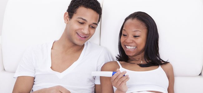 Pareja con prueba embarazo