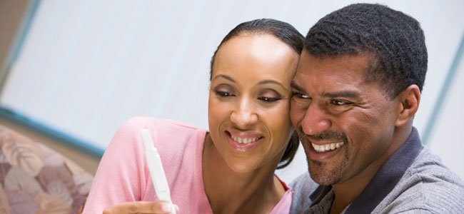 Pareja mayor con prueba embarazo