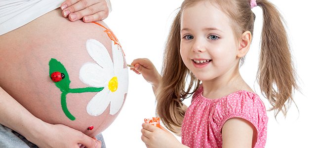 Mujer luce barriga pintada durante embarazo