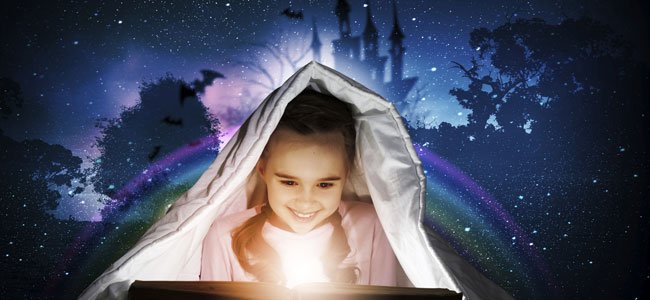 Cuentos mitológicos de personajes fantásticos Niña lee libro luz