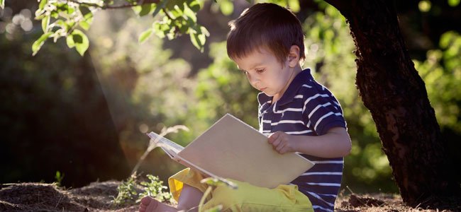 Leyendas de la mitología para niños Niño lee debajo de un árbol