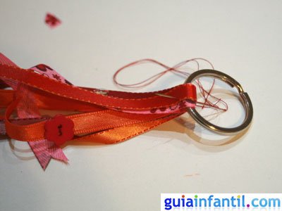 Manualidad llavero de cintas. Paso 4. Manualidad llavero de cintas. Paso 4.