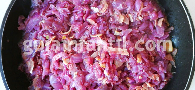 Lombarda con manzana, bacon, pasas y nueces. Paso 3 Lombarda con manzana, bacon, pasas y nueces. Paso 3