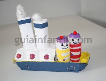 Barco de cartón de juguete