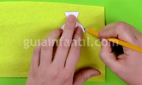 Broche de fieltro con forma de muñeca. Paso 2 Broche de fieltro con forma de muñeca. Paso 2