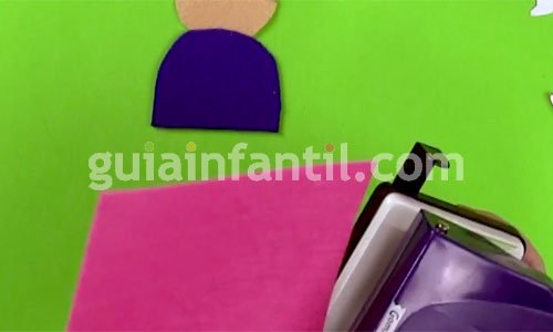 Broche de fieltro con forma de muñeca. Paso 3 Broche de fieltro con forma de muñeca. Paso 3