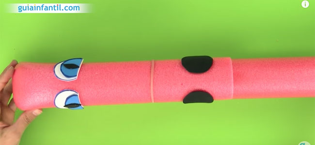 Caballito con churros de piscina. Paso 2