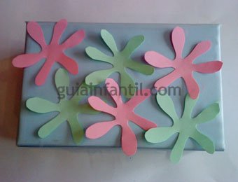 Caja decorada con flores
