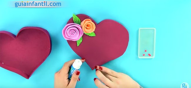 Cómo hacer una caja casera con forma de corazón. Manualidad infantil