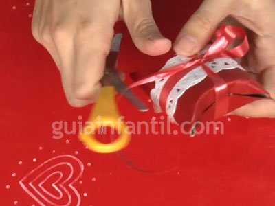 Cómo envolver un regalo de forma original. Paso 5 Cómo envolver un regalo de forma original. Paso 5